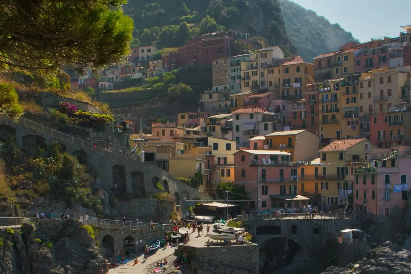 Casas de colores de Cinque Terre sobre el acantilado